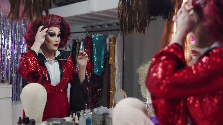 Dragqueen gør sig klar i omklædningsrummet