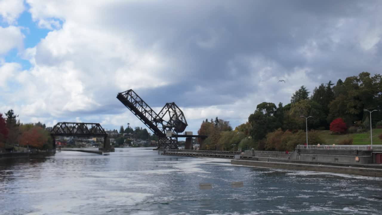 Weite Gimbal-Schwenkaufnahme der Ballard Locks im Herbst in Seattle, Washington. 4K bei 30 FPS