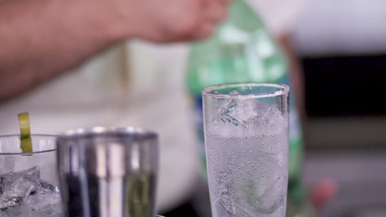 리조트 바에서 바텐더가 술을 따르고 있다