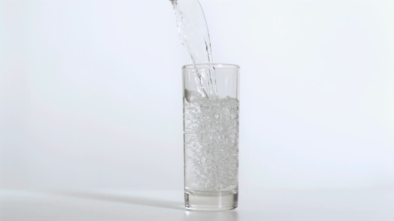 슈퍼 슬로 모션으로 유리잔에 물을 부어 넣는 것