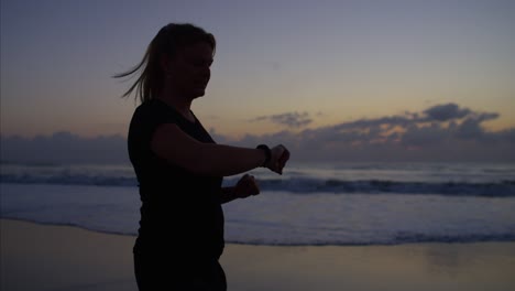mujer americana caucásica en ropa deportiva corriendo para la resistencia