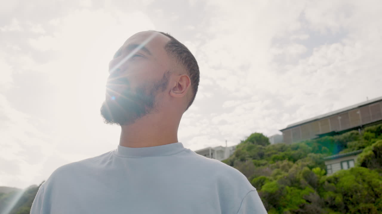 긴장을 풀고, 숨을 쉬고, 자연 속에서 사람의 얼굴을 차분하게 보세요.