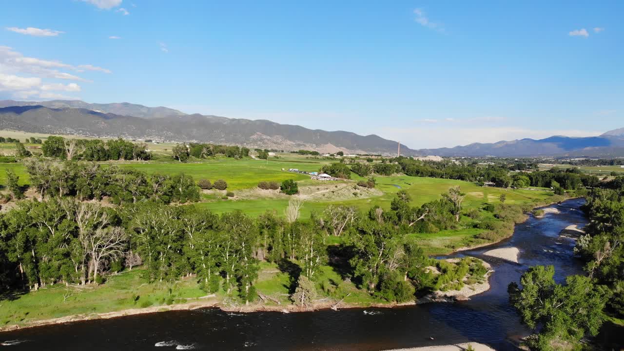 paisaje de campo de colorado con follaje verde exuberante y arroyo de río poco profundo