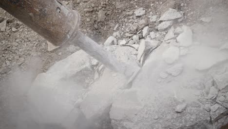 martillo neumático excavando las rocas de la acera