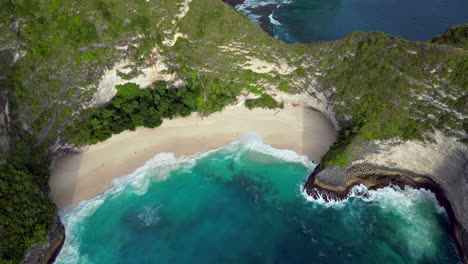 pista de retroceso de alto ángulo sobre la playa de kelingking momentos antes de la puesta del sol indonesia