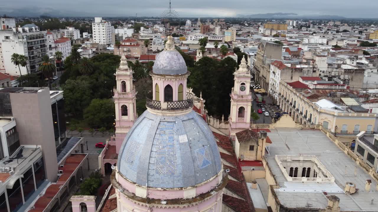 órbitas aéreas cúpula de azulejos de mosaico azul de la catedral de salta en argentina