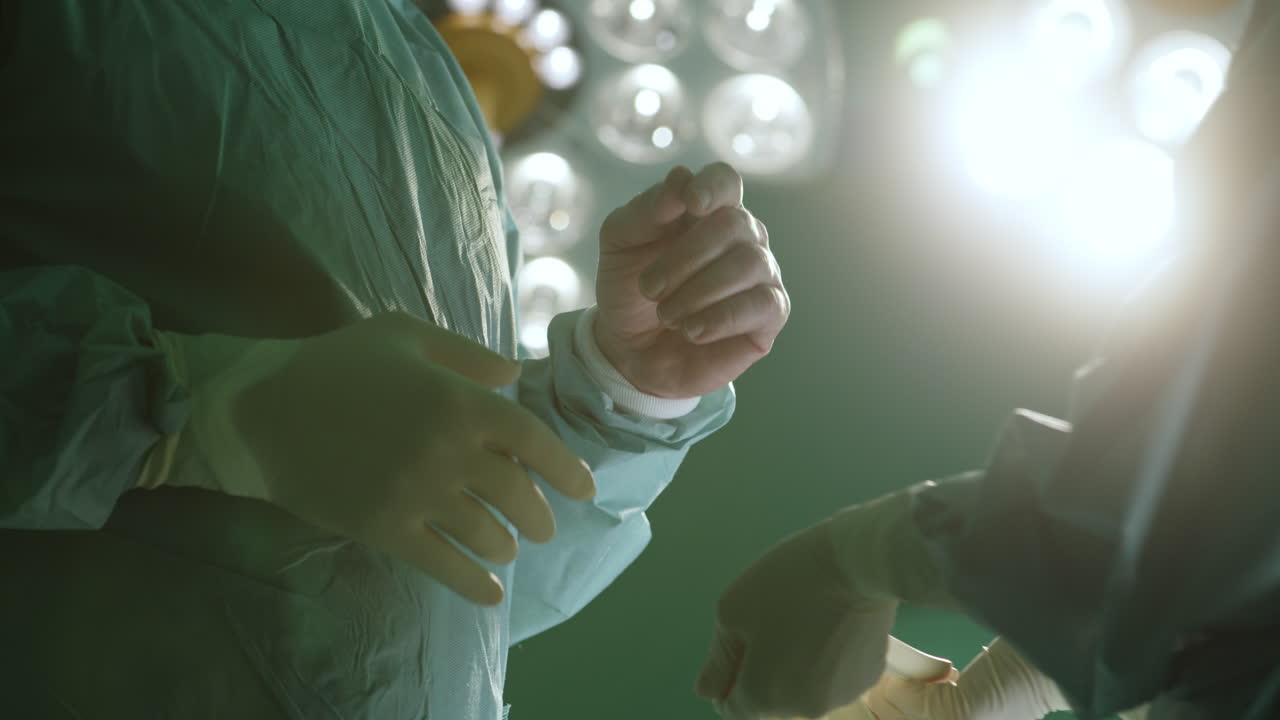 cirujanos que se preparan para la cirugía