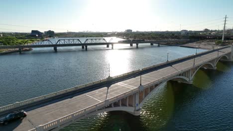 puente de tempe sobre el río salt y el lago de tempe town en tempe, arizona