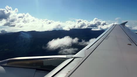 Ein-Flugzeug-Fliegt-Direkt-Durch-Weiße-Wolken-über-Eine-Insel-Im-Golf-Von-Thailand