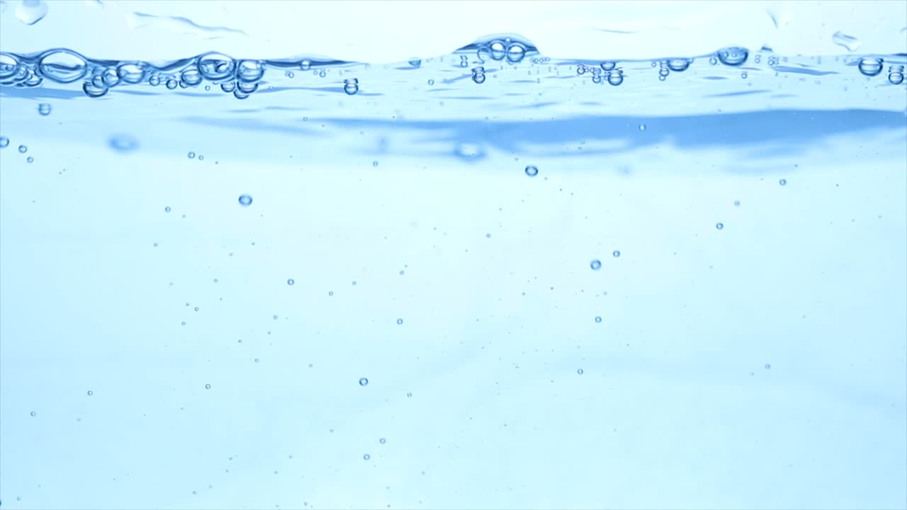 물을 슬로우 모션으로 가 ⁇ 게 찍습니다.