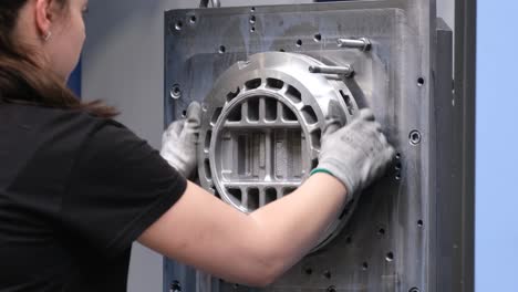 mecanizado automático de metales en la fundición de aluminio.