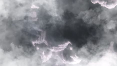 nubes blancas y oscuras en el cielo con una tormenta