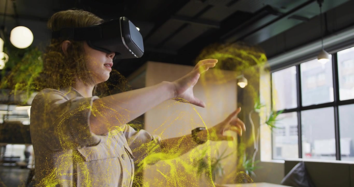 Donna che indossa un visore VR, indica e attiva un'interfaccia, completando un'attività, con polvere gialla che vortica.