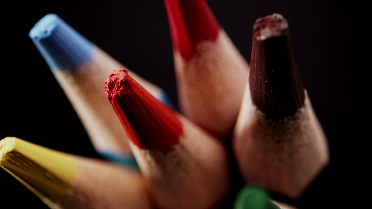 macro de lápices de colores sobre fondo negro