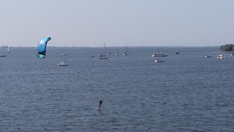 kiteboarding en un lago con botes