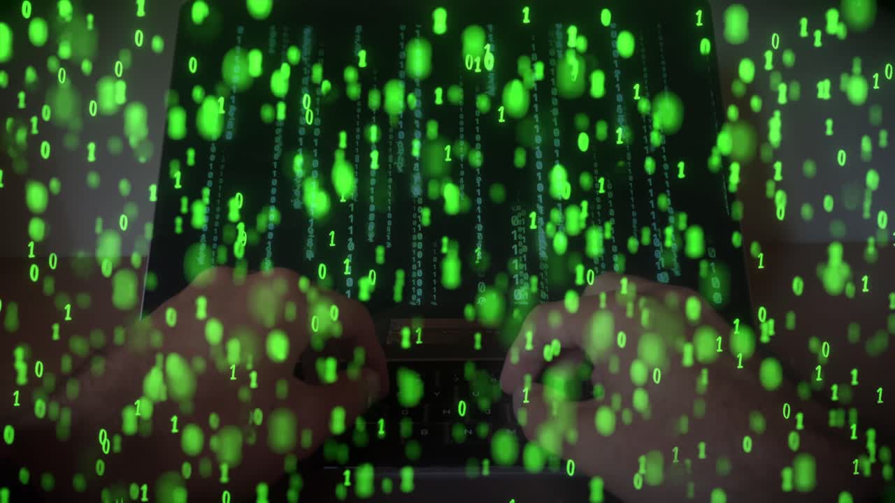 las manos escribiendo con una superposición de código binario verde