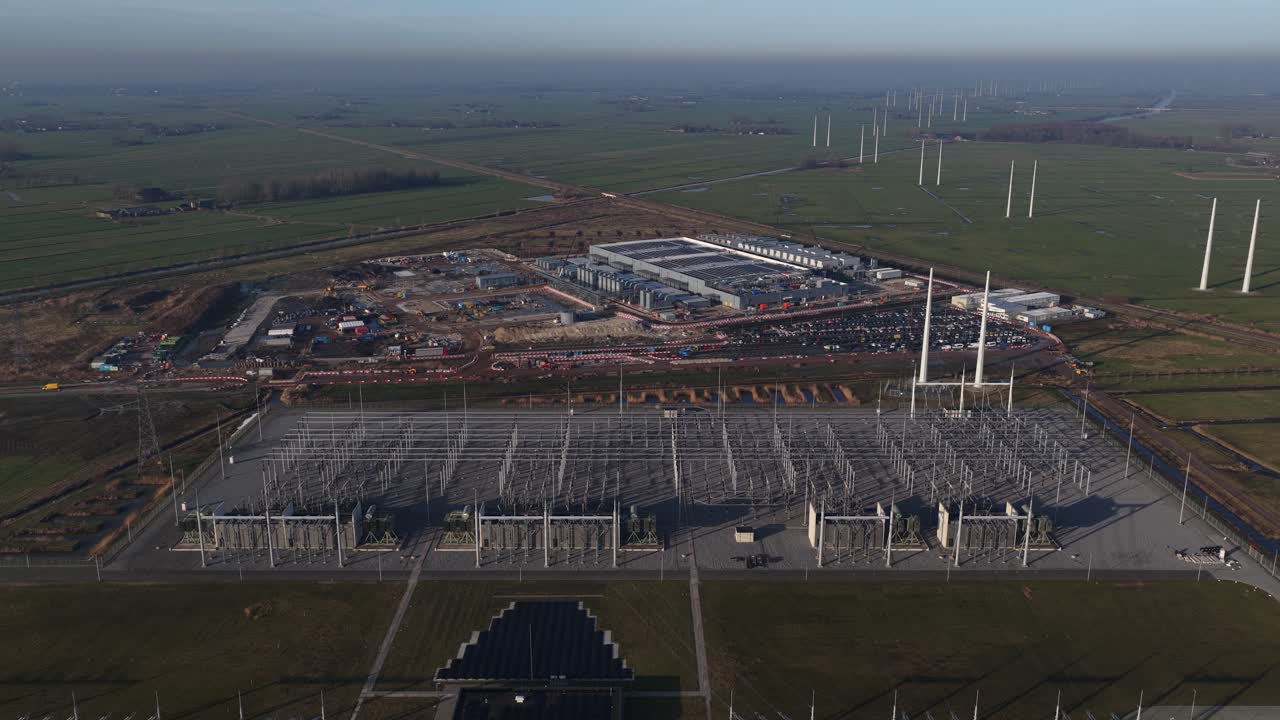 Imagens aéreas de drone de um novo data center em construção em Groningen Westpoort, revelando infraestrutura de nuvem de hiperescala, computação de alto desempenho, demanda massiva de eletricidade e área adjacente de alta velocidade.
