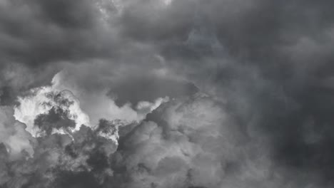 los rayos golpean las nubes de tormenta 4k