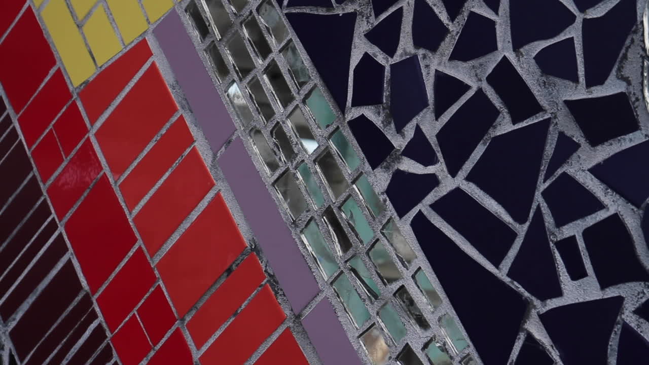 vidrio brillante y piezas de cerámica en la pared de arte