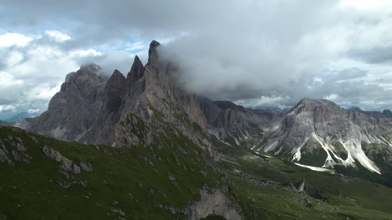 montañas seceda en los dolomitas italianos con las nubes cubriendo los acantilados en forma de pináculo