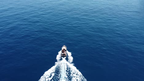 un barco a toda velocidad en el mar mediterráneo en grecia