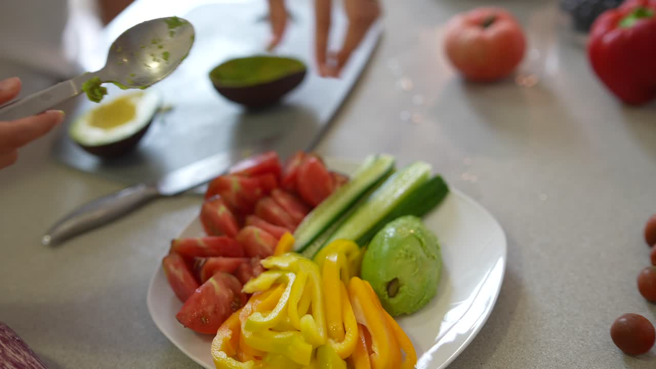 preparando una colorida ensalada de verduras