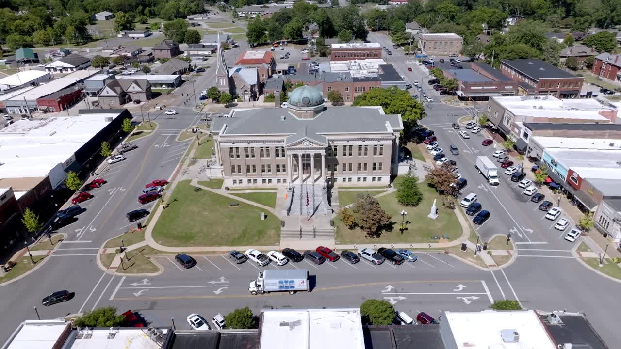 Gedung Pengadilan Limestone County di Athena, Alabama dengan video drone yang bergerak mundur