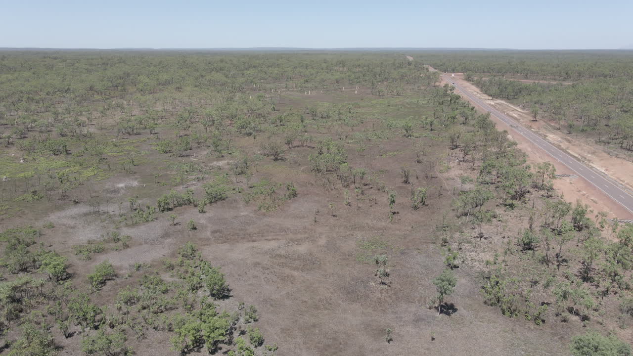 toma aérea de drones de la carretera y el interior australiano, territorio del norte