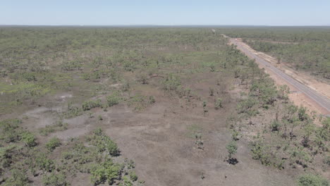 Toma-Aérea-De-Drones-De-La-Carretera-Y-El-Interior-Australiano,-Territorio-Del-Norte