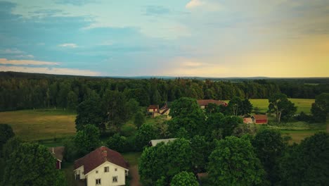 Schwedische-Landschaft-Mit-Roten-Hütten-Auf-Dichten-Bäumen-In-Hjo,-Landkreis-Vastra-Gotaland,-Schweden