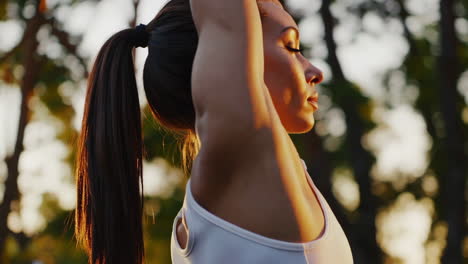 mujer estirándose al aire libre al atardecer
