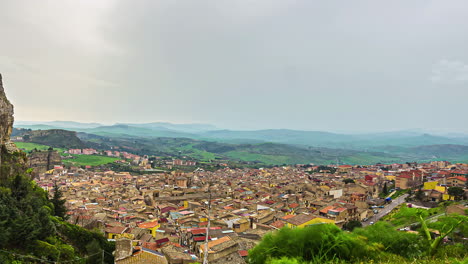 Statische-Aufnahme-Der-Stadt-In-Italien,-Aufgenommen-Von-Einer-Anhöhe