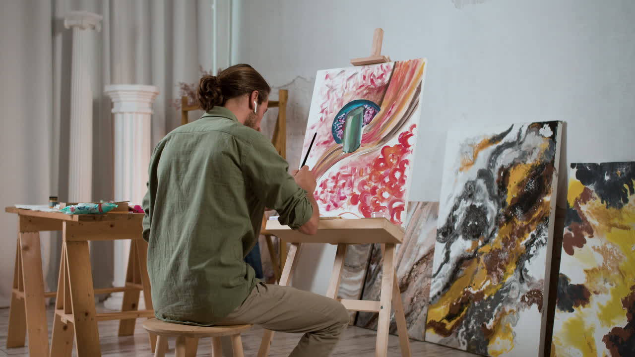 한 사람이 걸작을 만들고 있습니다.