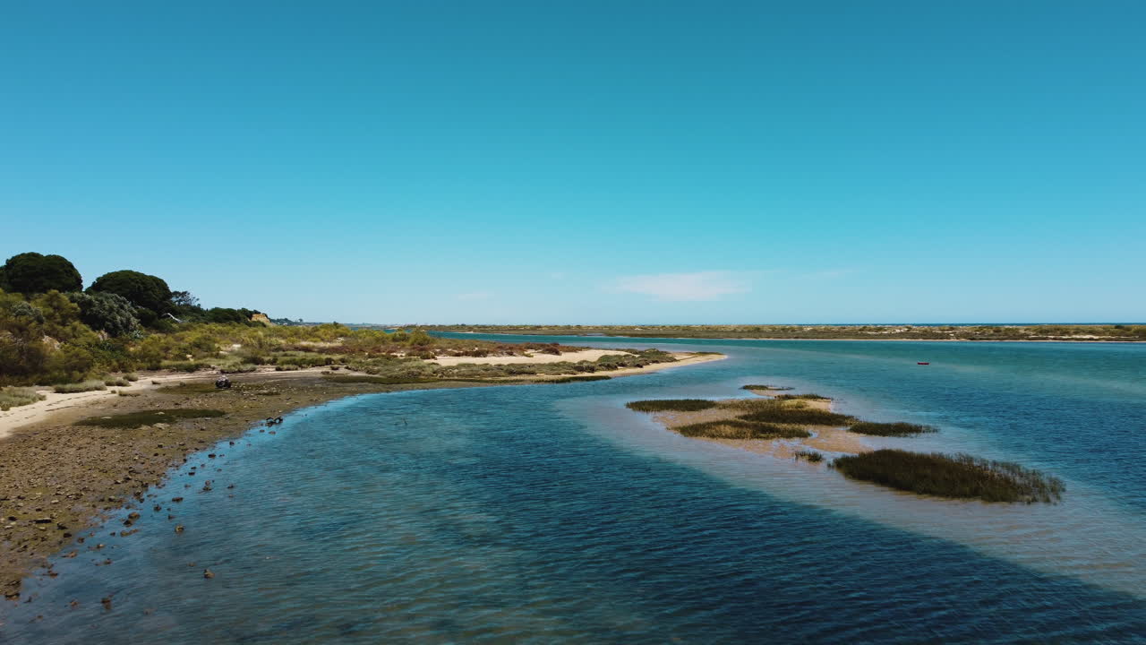 Bellissime acque chiare e poco profonde di Tavira, Portogallo - Aerea.
