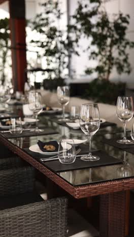 outdoor restaurant dining table setting