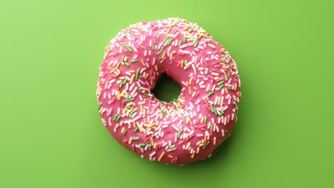 vista superior deliciosa fragancia casera rosquilla con glaseado rosado brillante rotación de salpicaduras aisladas