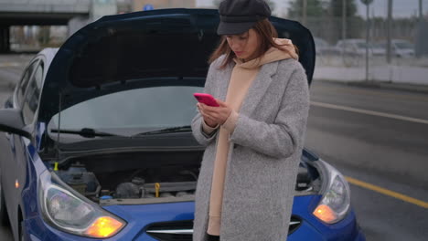 mujer con coche averiado buscando ayuda