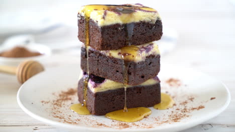 Pastel-De-Brownies-De-Queso-Y-Arándanos-Sobre-Tabla-De-Madera-Con-Miel