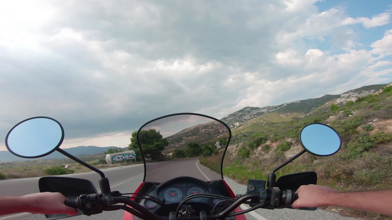 montando una motocicleta en la montaña penteli en grecia