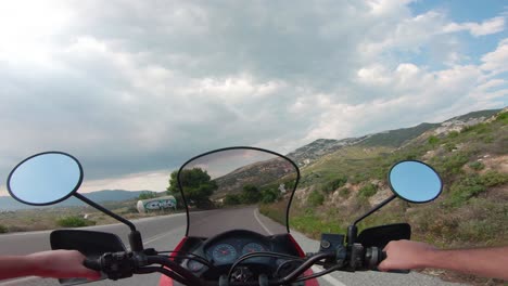 montando una motocicleta en la montaña penteli en grecia