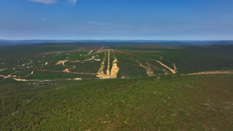 Toma-Aérea-De-Seguimiento-De-La-Caída-De-Kaunispaa-Y-El-Centro-De-Esquí-De-Saariselka,-En-Laponia.