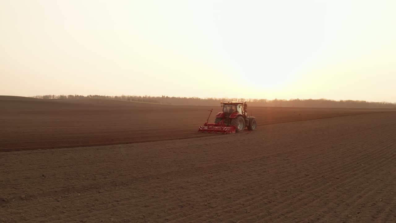현대 트랙터는 빛에 에서 토양에 구을 는 플러그를 끌어당니다.
