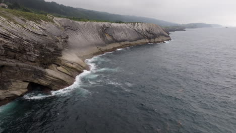 acantilados costeros y olas