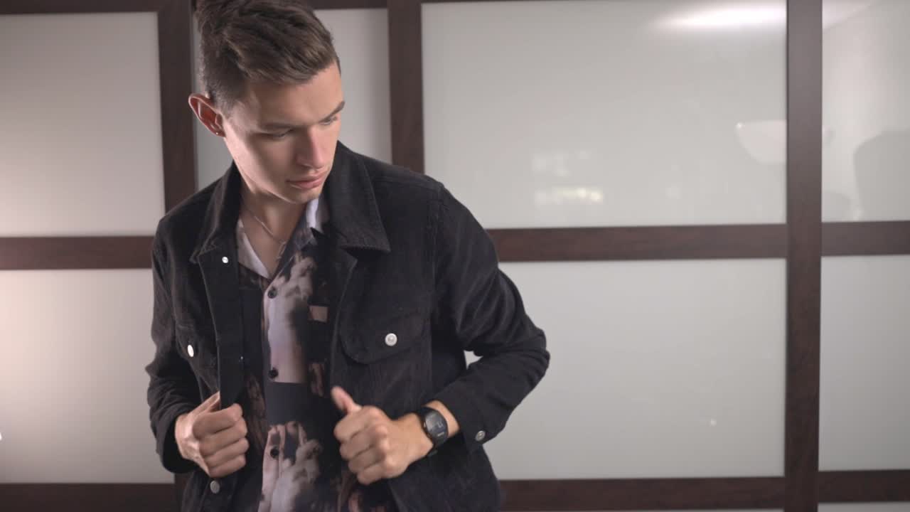 현대적인 옷을 입은 세련된 백인 남자의 초상화