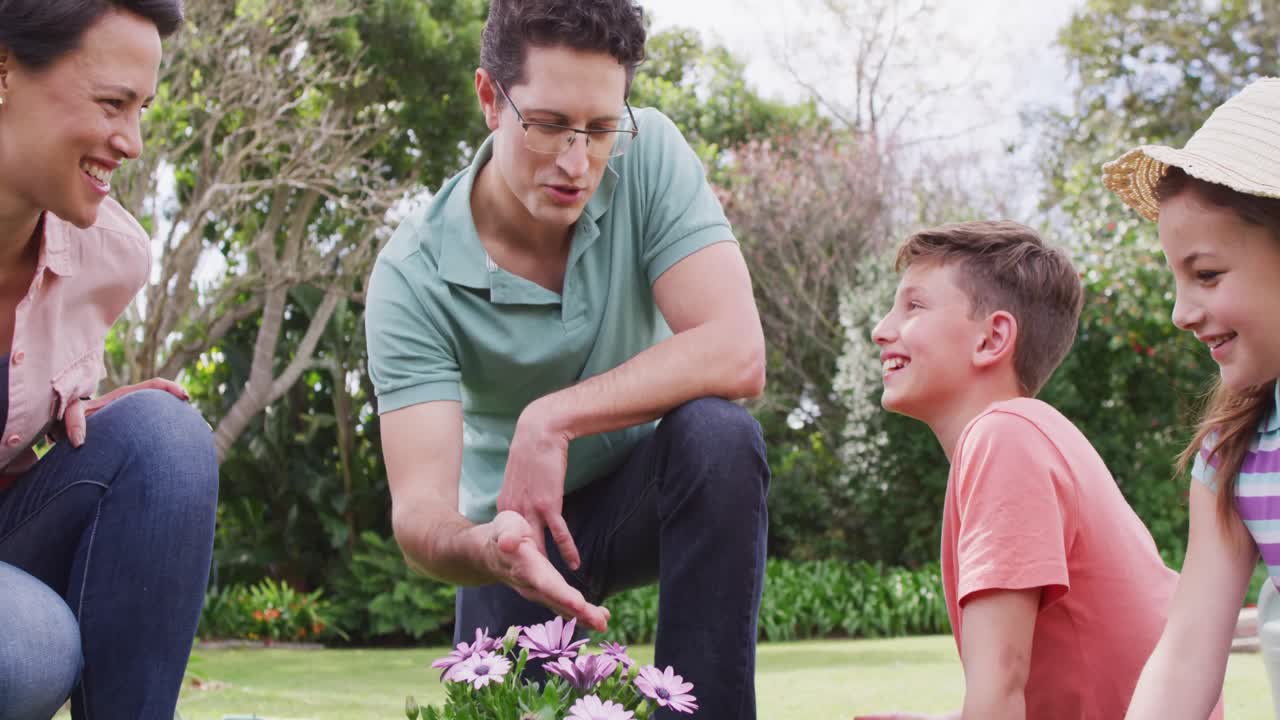 ⁇ 은 날에 정원에서 일하는 행복한 백인 가족