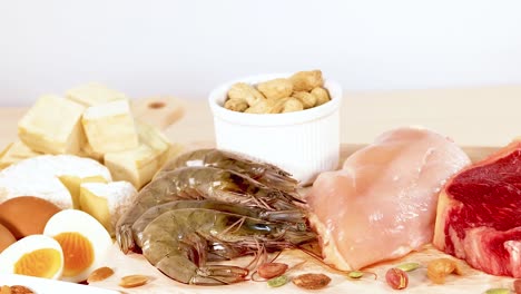 una vibrante exhibición de varios alimentos ricos en proteínas, incluidos nueces, mariscos, carnes y productos lácteos, capturados en una iluminación brillante
