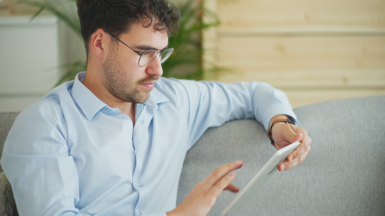 hombre compra en línea en una tableta digital