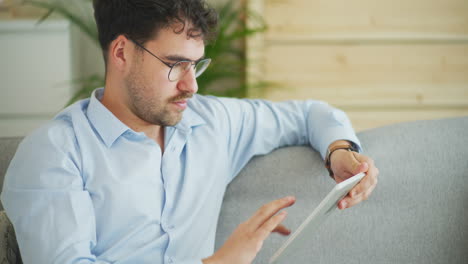 hombre compra en línea en una tableta digital
