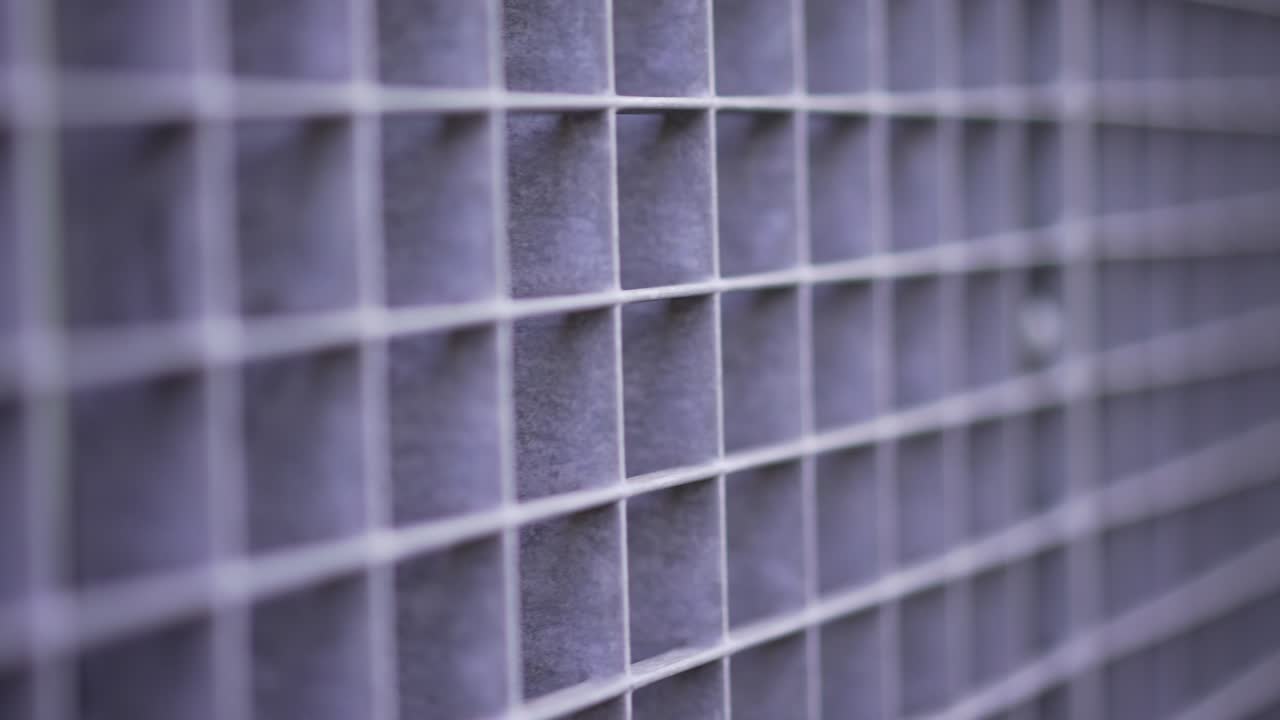 línea de superficie metálica y pared de patrones cuadrados