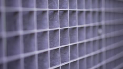 línea de superficie metálica y pared de patrones cuadrados